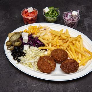 Falafel na talerzu