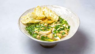 Zupa pho z kurczakiem i liśćmi limionki