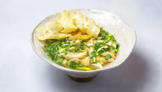 Zupa pho z wołowiną w sosie z trawą cytrynową