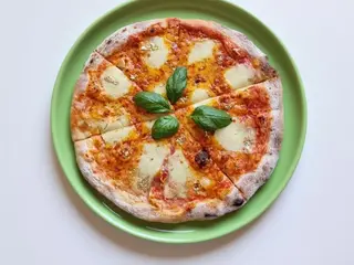 Pizza specjalna Złota pizza z jadalnym złotem 42cm
