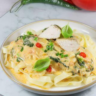 Makaron Tagliatelle z kurczakiem oraz szpinakiem