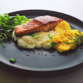 Łosoś w sosie cytrynowym z puree oraz karmelizowanymi marchewkami