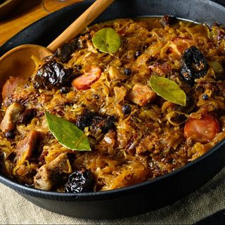 Bigos Staropolski ze śliwkami i pieczywkiem