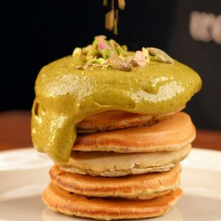 Pankejki z kremem pistacjowym, serkiem waniliowym, orzechami, musem malinowym oraz sosem białej czekolady