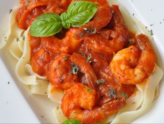 pappardelle z krewetkami w sosie pomidorowym