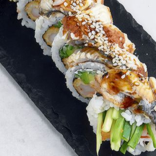 -California owijana pieczonym węgorzem/krewetka tempura/majonez os/warzywa 