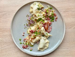 Pierogi z mięsem 7 szt, skwarki i cebulka zasmażana