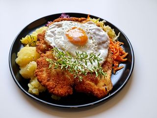 Sznycel drobiowy z jakiem sadzonym bukietem surówek i 