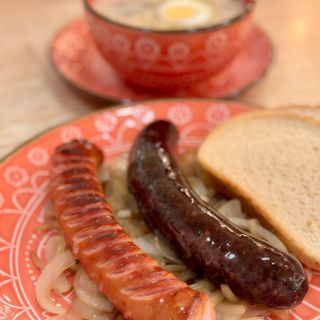 Łódzkie śniadanie - zalewajka, kiełbasa i kaszanka na cebuli, pieczywo