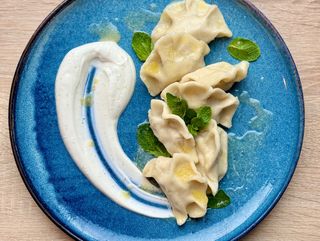 Pierogi z serem, śmietaną, cynamonem i cukrem 7 szt.