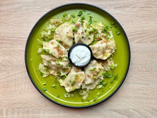 Pierogi ukraińskie z ziemniakami i serem 7 szt, śmietana, cebulka zasmażana