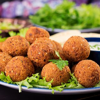 Falafel na talerzu