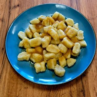 Kluski Leniwe z Serem z Bułką Prażoną na Maśle 