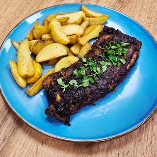 Żeberko BBQ z Opiekanymi Ziemniakami