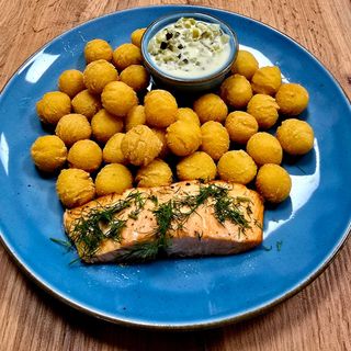 Łosoś z Opiekanymi Kulkami Ziemniaczanymi + Sos z Ogórka Kiszonego