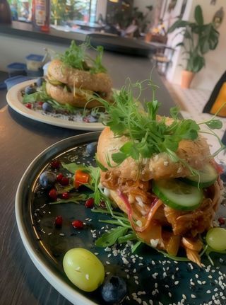 Bajgle Z szarpaną wieprzowiną