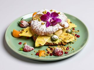 Croissant z kremem pistacjowym i owocami