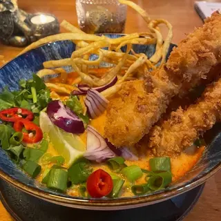 Khao soi z krewetkami w panko
