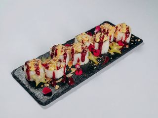Uramaki z gruszką i bananem w tempurze 8szt