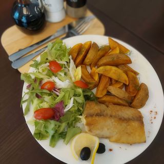 Ryba smażona ze smażonymi ziemniakami i sałatką