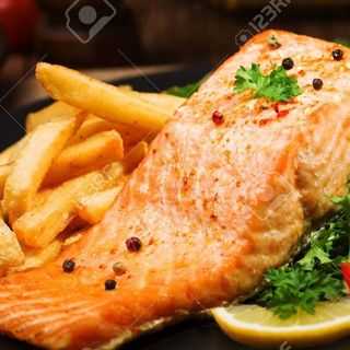 Łosoś grillowany z frytkami