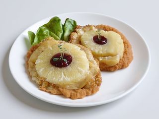 Pierś z ananasem i frytkami