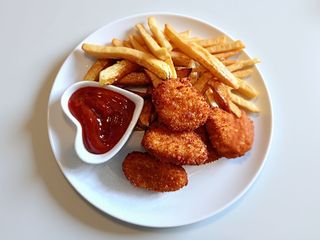 Nuggetsy, frytki, keczup 