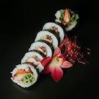 Futomaki pieczony łosoś