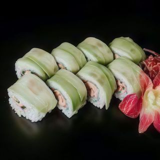 Uramaki pieczony łosoś w awokado 