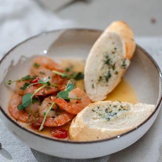 Krewetki tygrysie na ostro z pieczywem czosnkowym