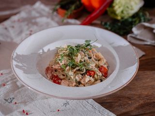 Makaron bezglutenowy z sosem śmietanowym z łososiem