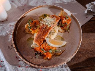 Pieczony łosoś z puree ziemniaczanym i tagliatelle warzywnym