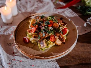 Sałatka z łososiem i serem halloumi