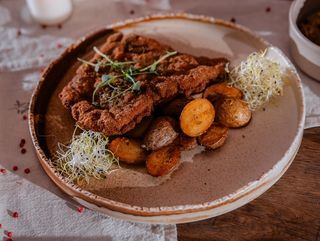 Filet z kurczaka w panierce bezglutenowej z pieczonymi ziemniakami i zestawem surówek