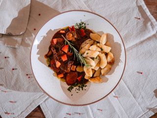 Gulasz z dzika z kopytkami i buraczkami zapiekanymi