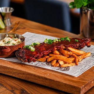 ŻEBERKA BBQ Z FRYTKAMI I SURÓWKĄ COLESŁAW
