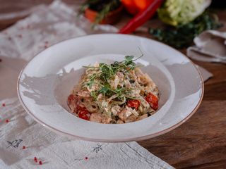 Tagliatelle z sosem śmietanowym z łososiem