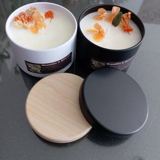 Zestaw z 2 świec sojowych biały i czarny słoik