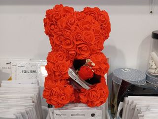 Miś z różyczek czerwony z bukietem S