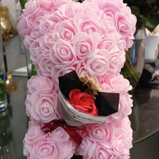 Miś z różyczek różowy z bukietem S