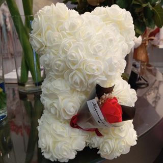 Miś z różyczek biały z bukietem S