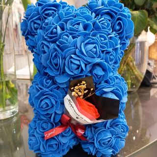 Miś z różyczek niebieski z bukietem S