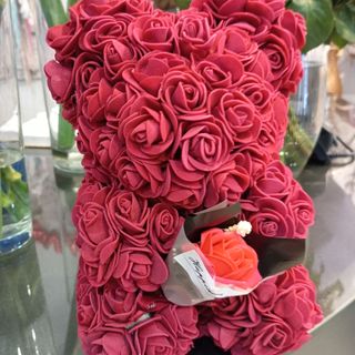 Miś z różyczek winny z bukietem S