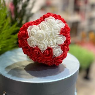 Serduszko z różyczek czerwono-bialy (XS)