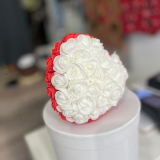 Serduszko z różyczek biało-czerwony (XS)