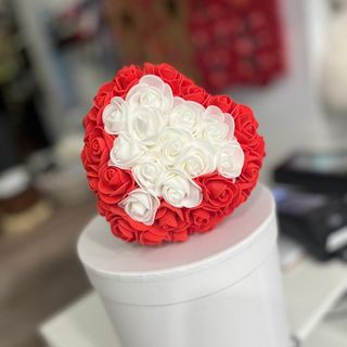 Serduszko z różyczek czerwono-bialy (XS)