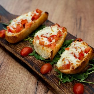 Grzanka con pomodori 