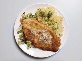 Kotlet schabowy, ziemniaki, surówka