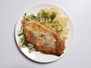 Pierś z kurczaka,ziemniaki ,surówka