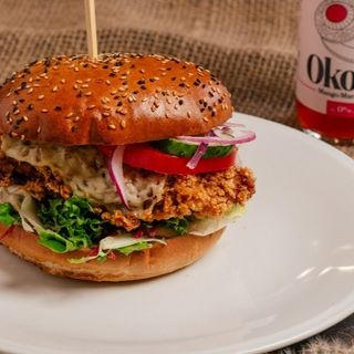 Burger z szarpanym kurczakiem + Frytki 